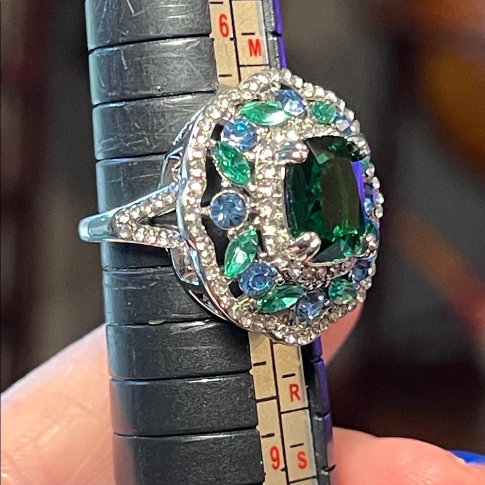 Colorful Sparkly Emerald Green Sapphire CZ Cluster Halo Cocktail Flashy Ring - Picture 6 of 7